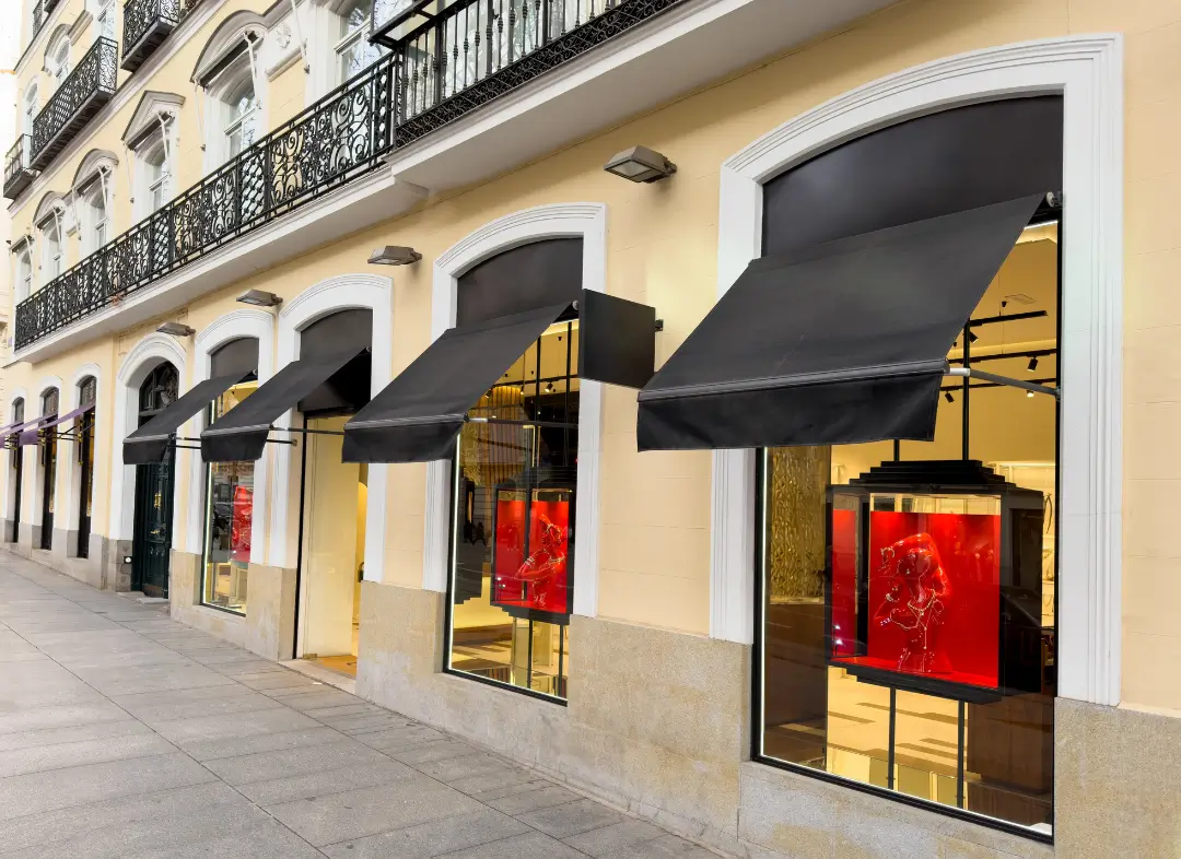 Façade vitrine de magasin en aluminium sur mesure à Le Malesherbois